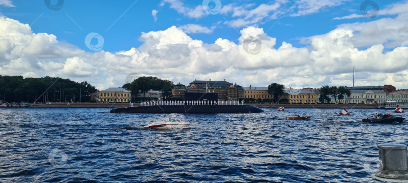 Скачать Россия, Санкт-Петербург, июль 2024: Подводная лодка, день ВМФ,  парад на Неве фотосток Ozero