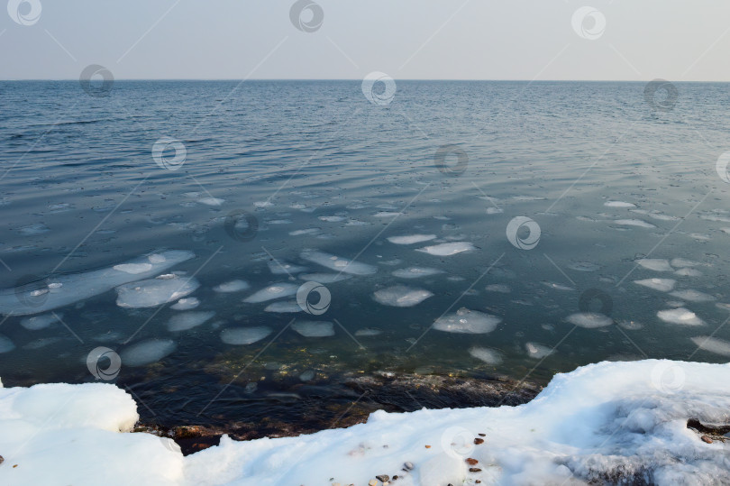 Скачать Талая вода замерзшего Японского моря со льдом и снегом фотосток Ozero