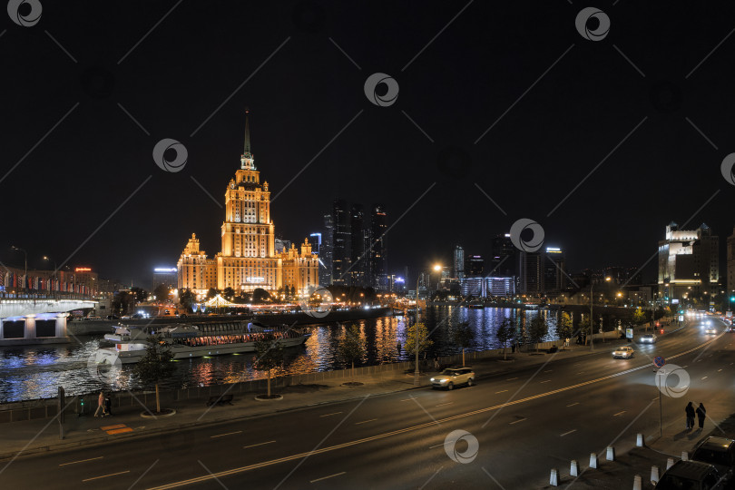 Скачать Ночной вид из отеля Radisson Collection Moscow и северной Москвы-реки. Ночные огни. фотосток Ozero