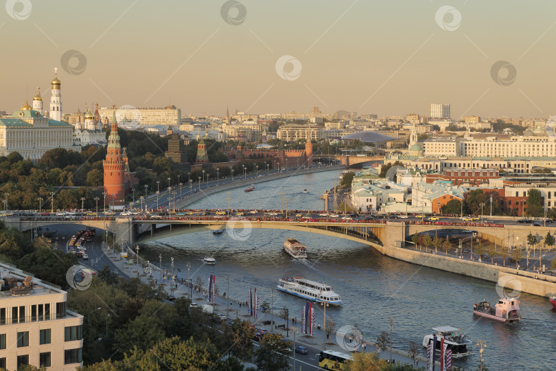 Скачать Вид со смотровой площадки Храма Христа Спасителя на Москву-реку. Закатный свет. фотосток Ozero