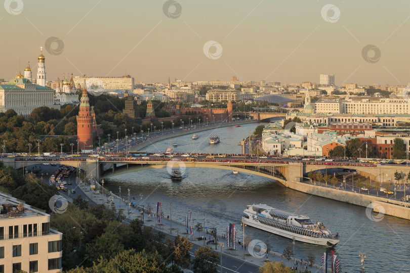 Скачать Вид со смотровой площадки Храма Христа Спасителя на Москву-реку и Кремлевскую набережную. Закатный свет. фотосток Ozero