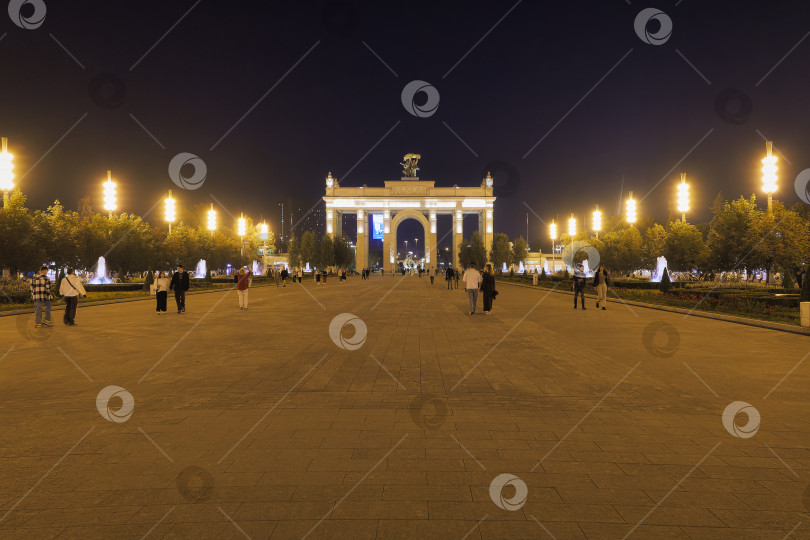 Скачать Центральный вход на ВДНХ вечером. фотосток Ozero