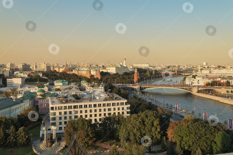 Скачать Вид сверху на Пречистенскую и Кремлевскую набережную. Закатное время. фотосток Ozero