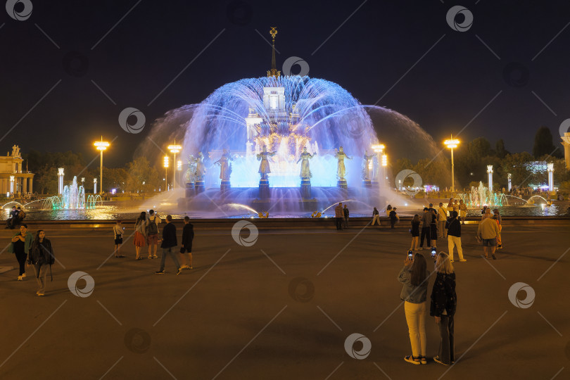 Скачать Цветовая подсветка фонтана Дружбы народов на ВДНХ. фотосток Ozero