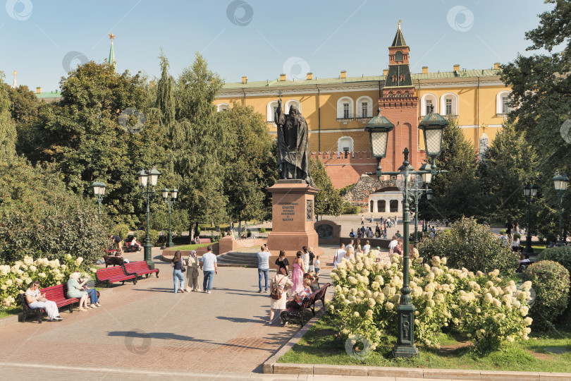 Скачать Москва, Александровский сад, скульптура патриарху Ермогену фотосток Ozero