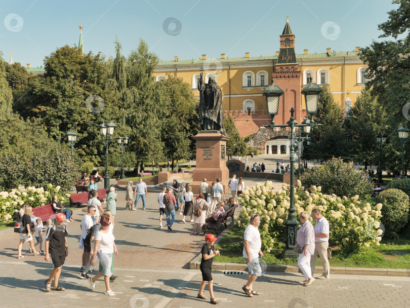 Скачать Москва, Александровский сад, памятник патриарху Ермогену. фотосток Ozero