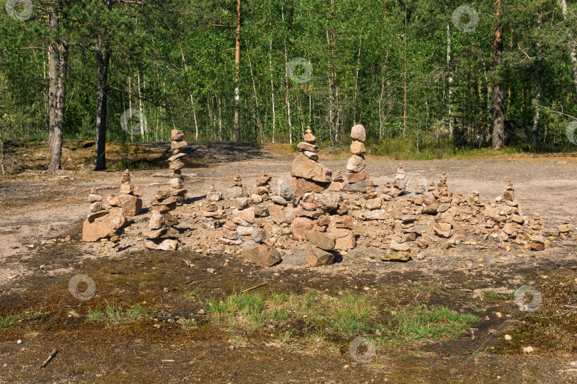 Скачать пирамиды из камней, странные каменные пирамиды в лесу фотосток Ozero