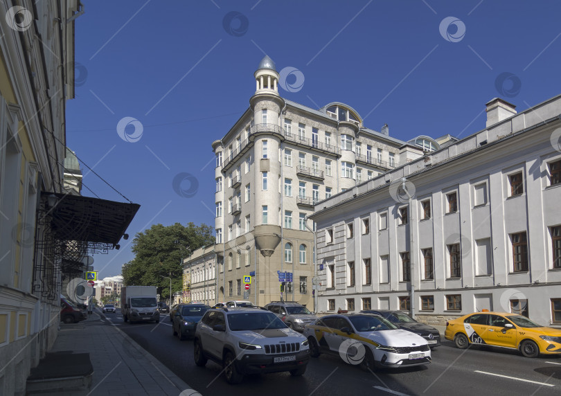 Скачать Старинный многоквартирный дом в центре Москвы, построенный в стиле модерн. . фотосток Ozero