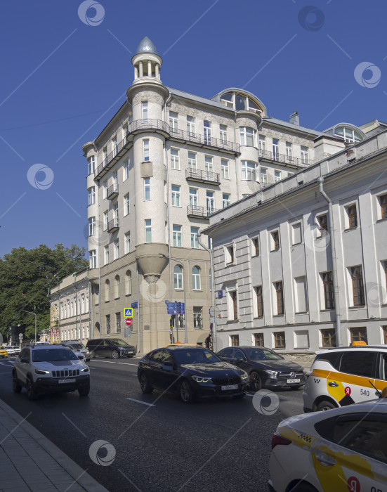 Скачать Старинный многоквартирный дом в центре Москвы, построенный в стиле модерн. . фотосток Ozero