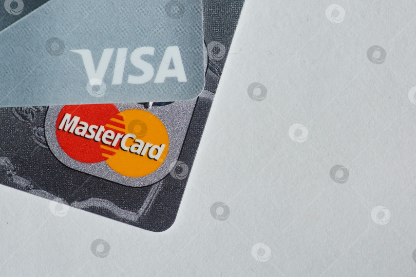 Скачать На белой поверхности лежит набор банковских кредитных карт Visa и Mastercard. Концепция экономики и банковской системы, финансирование фотосток Ozero