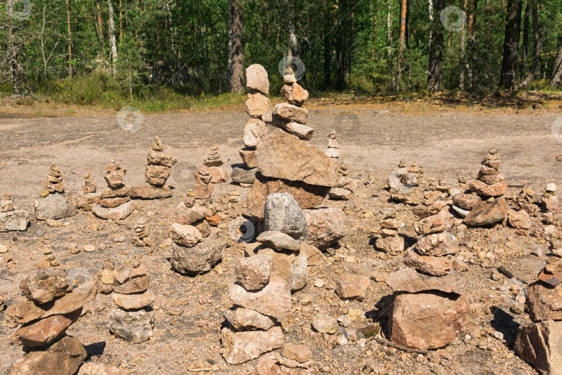 Скачать пирамиды из камней, странные каменные пирамиды в лесу фотосток Ozero