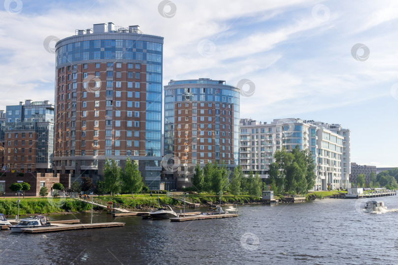 Скачать Городской пейзаж Санкт-Петербурга с жилыми домами на берегу реки фотосток Ozero