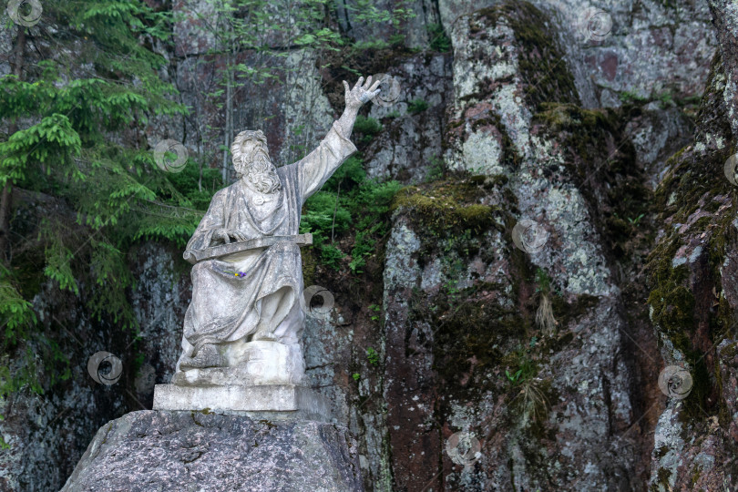 Скачать скульптура персонажа финского эпоса Вяйнямейнена в историческом парке Монрепо, Выборг фотосток Ozero