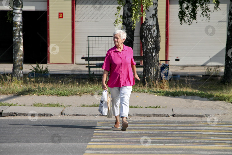 Скачать Бабушка на переходе фотосток Ozero