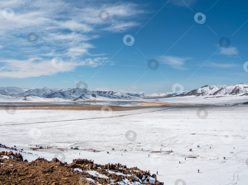 Скачать зимний пейзаж с дорогой через горы фотосток Ozero