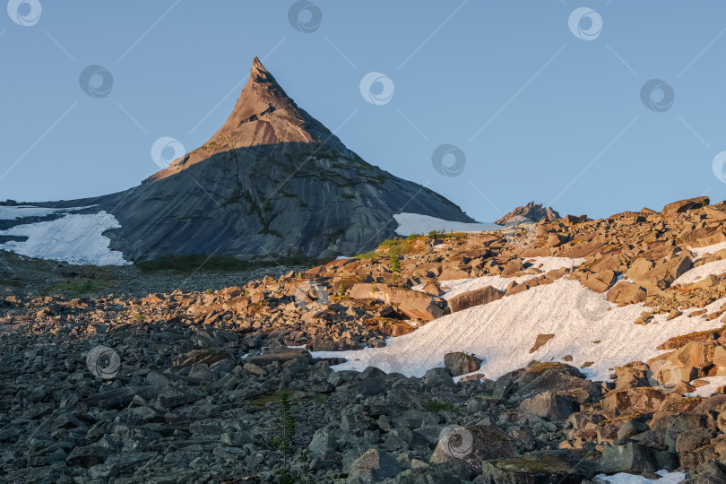 Скачать Крутая, выветренная, шероховатая горная вершина. фотосток Ozero