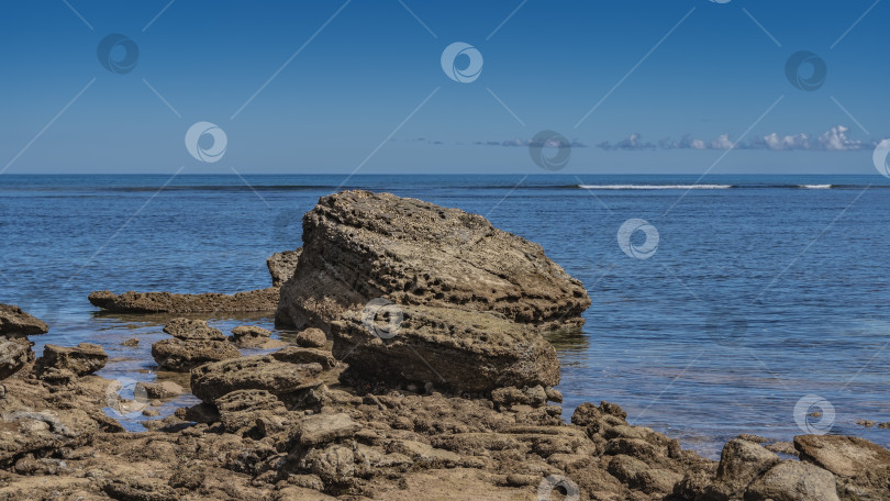 Скачать Время отлива в океане. Обнажились живописные валуны фотосток Ozero