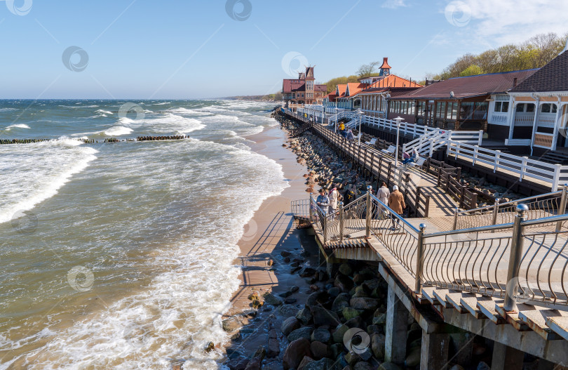 Скачать Набережная Балтийского моря. Шторм на море, курортный город. фотосток Ozero