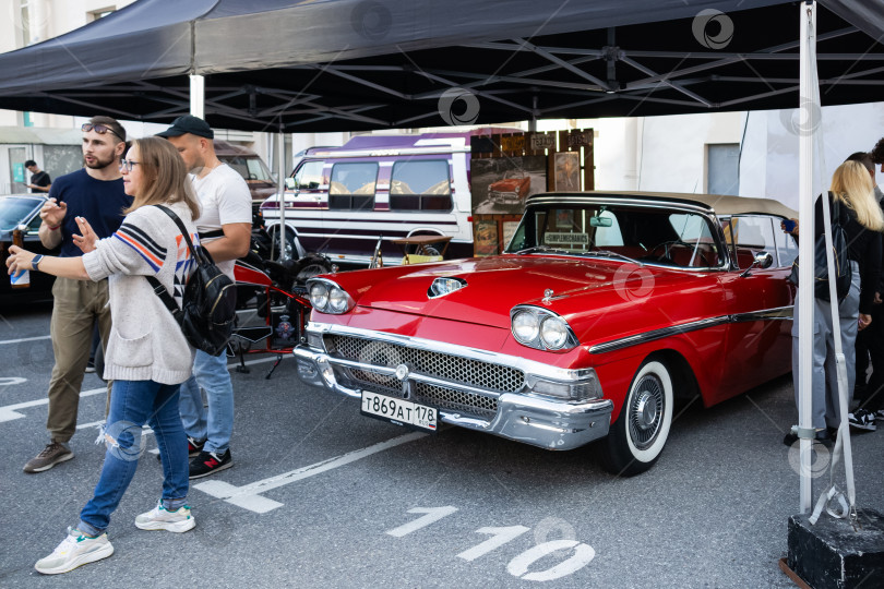 Скачать Красный ретроавтомобиль Ford и другие модели на выставке ретроспорта Original Meet фотосток Ozero