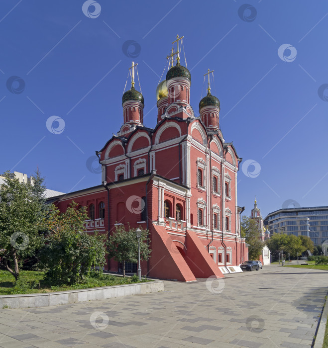 Скачать Православный собор в центре Москвы. фотосток Ozero