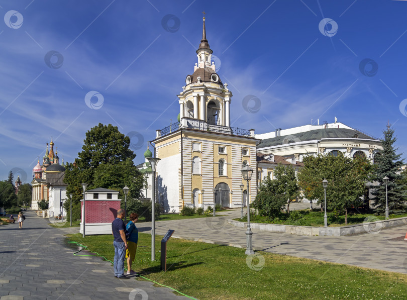 Скачать Колокольня православного храма в центре Москвы. фотосток Ozero