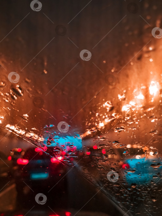 Скачать Огни машин во время дождя на дороге. Light of car on raining road фотосток Ozero