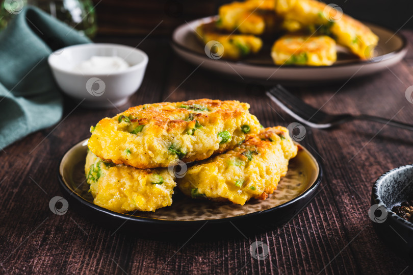 Скачать Вкусные палочки из жареного картофеля и брокколи на тарелке на столе фотосток Ozero