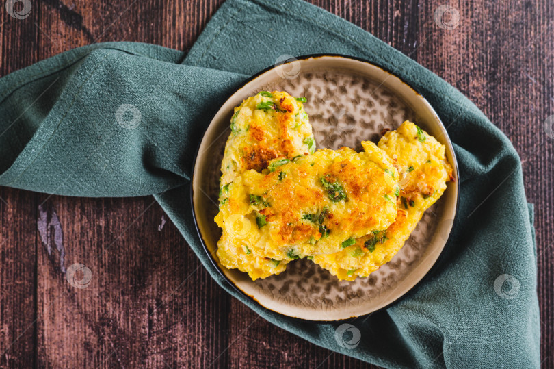 Скачать Крупный план вкусного жареного картофеля и брокколи на тарелке на столе, вид сверху фотосток Ozero