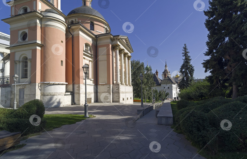 Скачать Православный собор в центре Москвы. фотосток Ozero