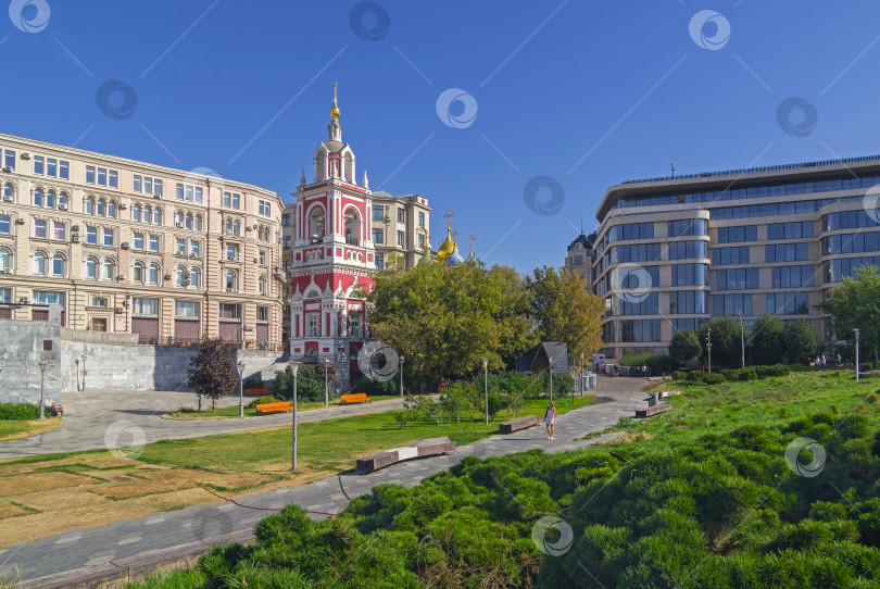 Скачать Колокольня православного храма в центре Москвы. фотосток Ozero