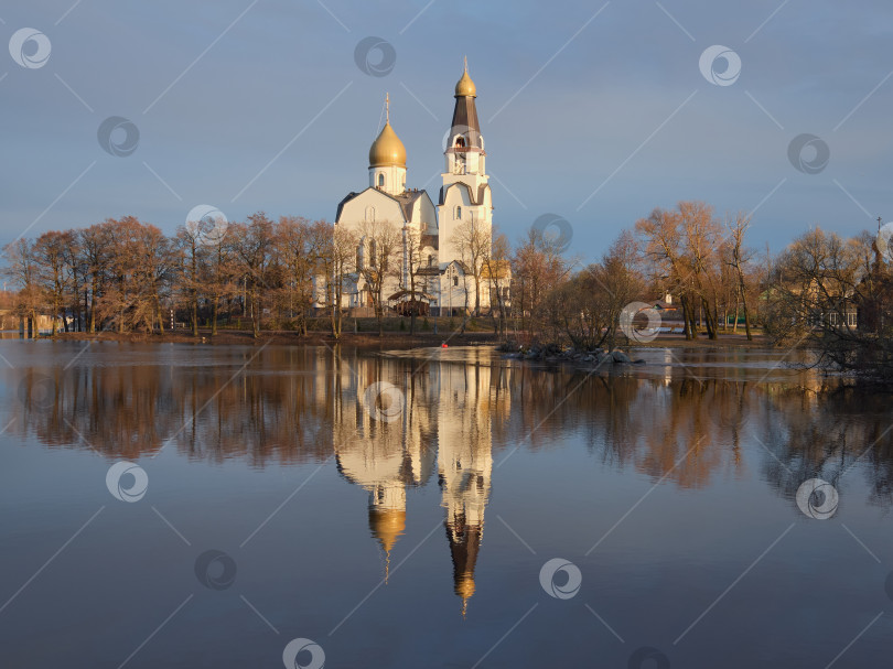 Скачать Православная церковь отражается в воде озера. фотосток Ozero