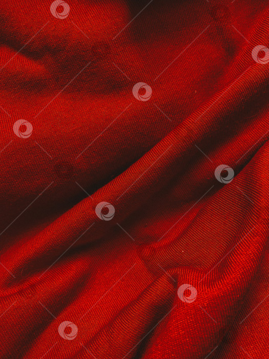 Скачать Текстурный фон из красной ткани с волнистыми складками и тенями, крупным планом фотосток Ozero