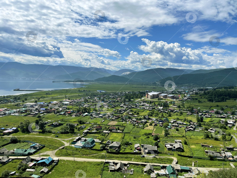 Скачать Озеро Байкал и село Култук, Иркутская область, Россия фотосток Ozero