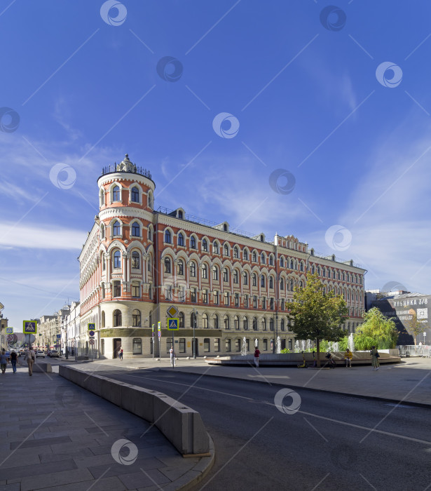 Скачать Старый многоквартирный дом в центре Москвы. фотосток Ozero