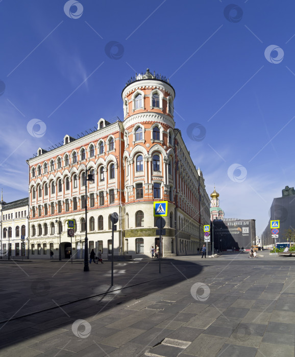 Скачать Старый многоквартирный дом в центре Москвы. фотосток Ozero