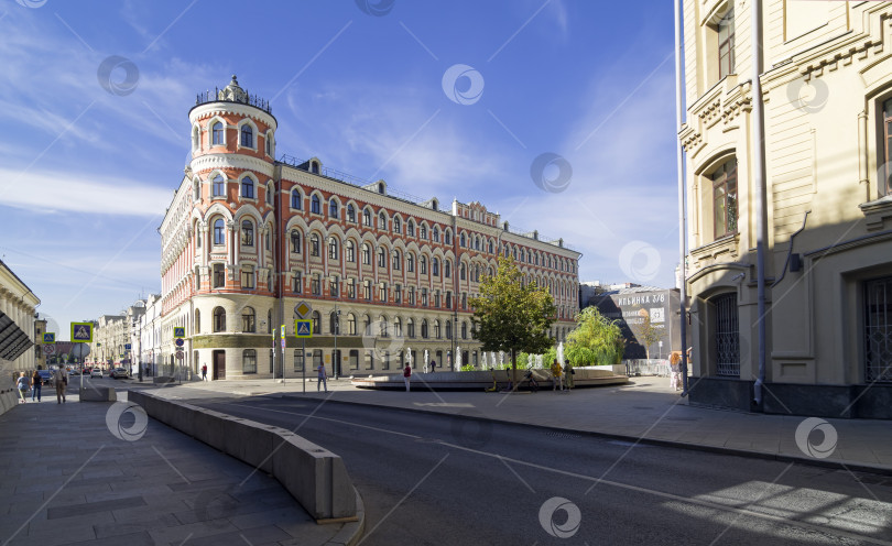 Скачать Старый многоквартирный дом в центре Москвы. фотосток Ozero