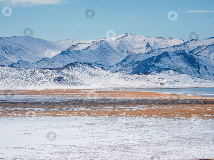 Скачать Суровые горные вершины, покрытые снегом. Монголия. фотосток Ozero