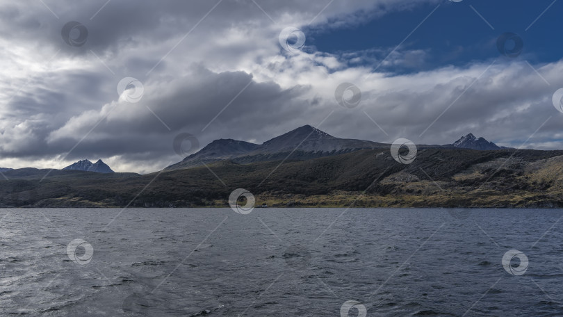 Скачать Живописные горы Анды на фоне голубого неба, облаков. фотосток Ozero