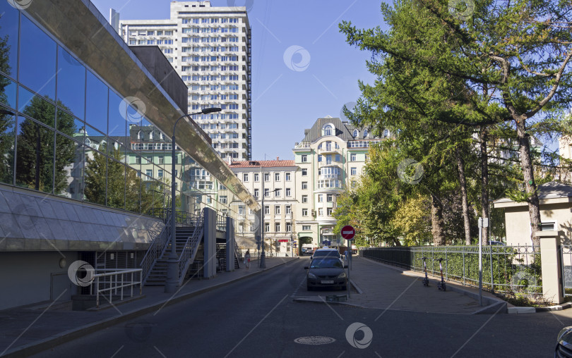 Скачать Смесь разных архитектурных стилей и эпох в центре Москвы. фотосток Ozero