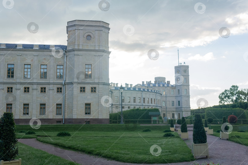 Скачать вид на башни Большого Гатчинского дворца из парка фотосток Ozero