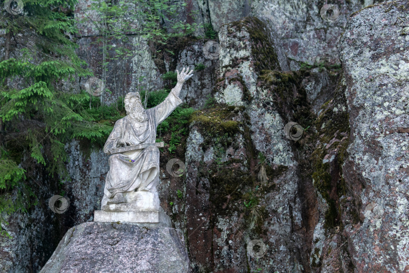 Скачать скульптура персонажа финского эпоса Вяйнямейнена в историческом парке Монрепо, Выборг фотосток Ozero