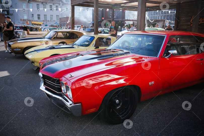 Скачать Красный Chevrolet Super Sport на выставке ретроспорта Original Meet фотосток Ozero