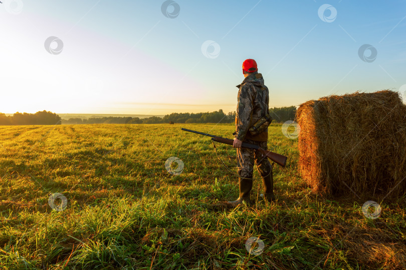 Скачать Охотник с ружьем на охоте на осенней природе. Россия. фотосток Ozero