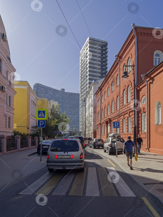 Скачать Борисоглебский переулок, вид на проспект Новый Арбат, Москва. фотосток Ozero