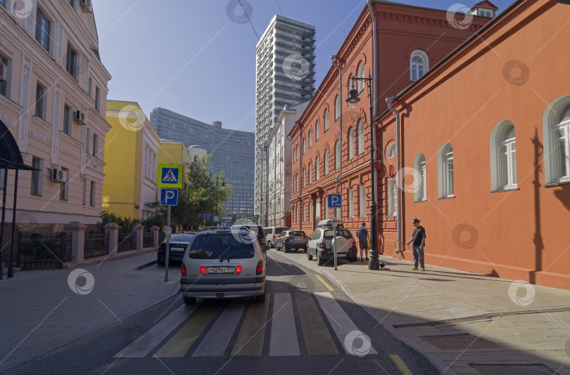 Скачать Борисоглебский переулок, вид на проспект Новый Арбат, Москва. фотосток Ozero