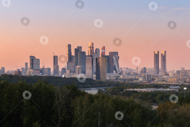 Скачать Вечерний вид на высотки Москва-Сити с Воробьёвых гор. фотосток Ozero