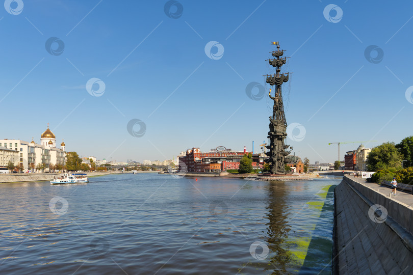 Скачать Памятник Петру первому на Крымской набережной. фотосток Ozero