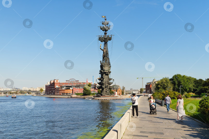 Скачать Крымская набережная. Памятник Петру Первому. фотосток Ozero