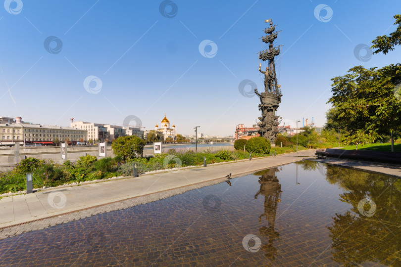 Скачать Памятник Петру Первому с отражением в воде. фотосток Ozero