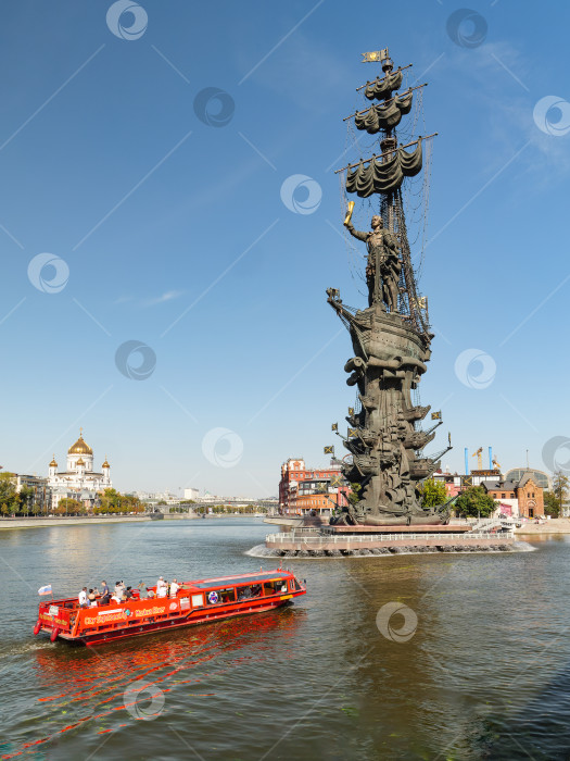 Скачать Памятник Петру Первому и красный прогулочный теплоход. фотосток Ozero